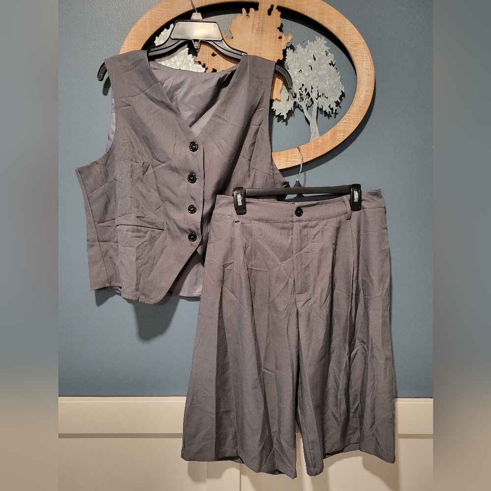 2pc Set Gray Button-Up Vest and Shorts Woman's Sz 2xl. Nwot. - Picture 2 of 6
